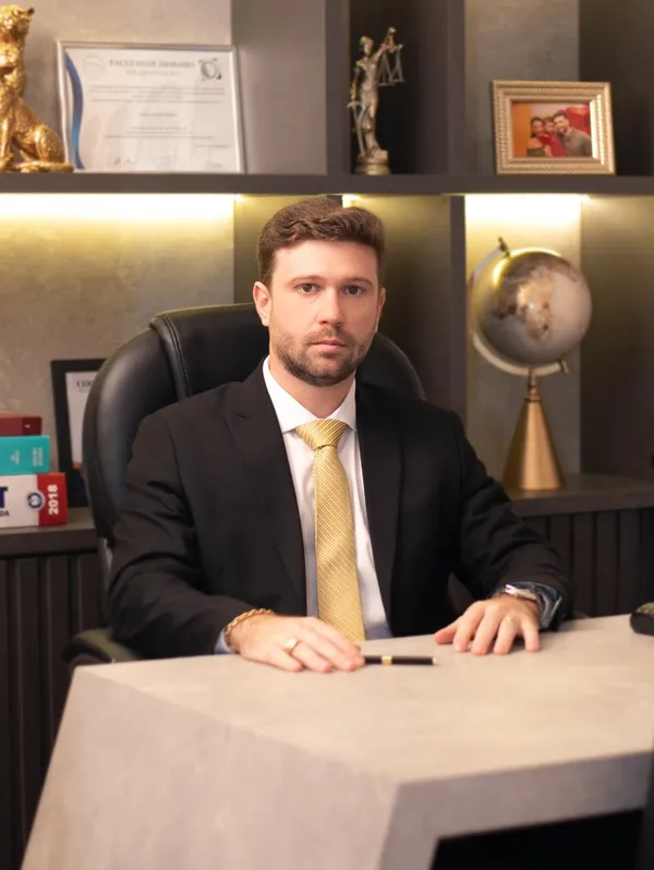 Dr. João Paulo Pelissari Zanotelli à mesa, no escritório